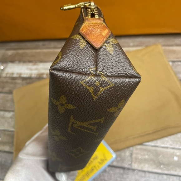 Louis Vuitton Pouch - Picture 12 of 16